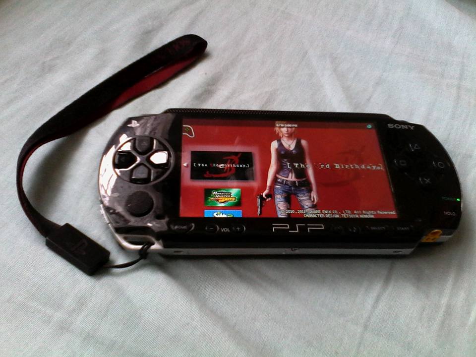 Sony PSP1000 (Black) loaded with games photo